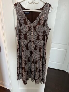 Jones New York Summer Brown Dress with off white Medallion print. Gorgeous!